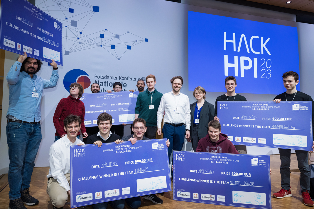 Studierende präsentieren gemeinsam ihre Gewinne beim CTF Hackathon