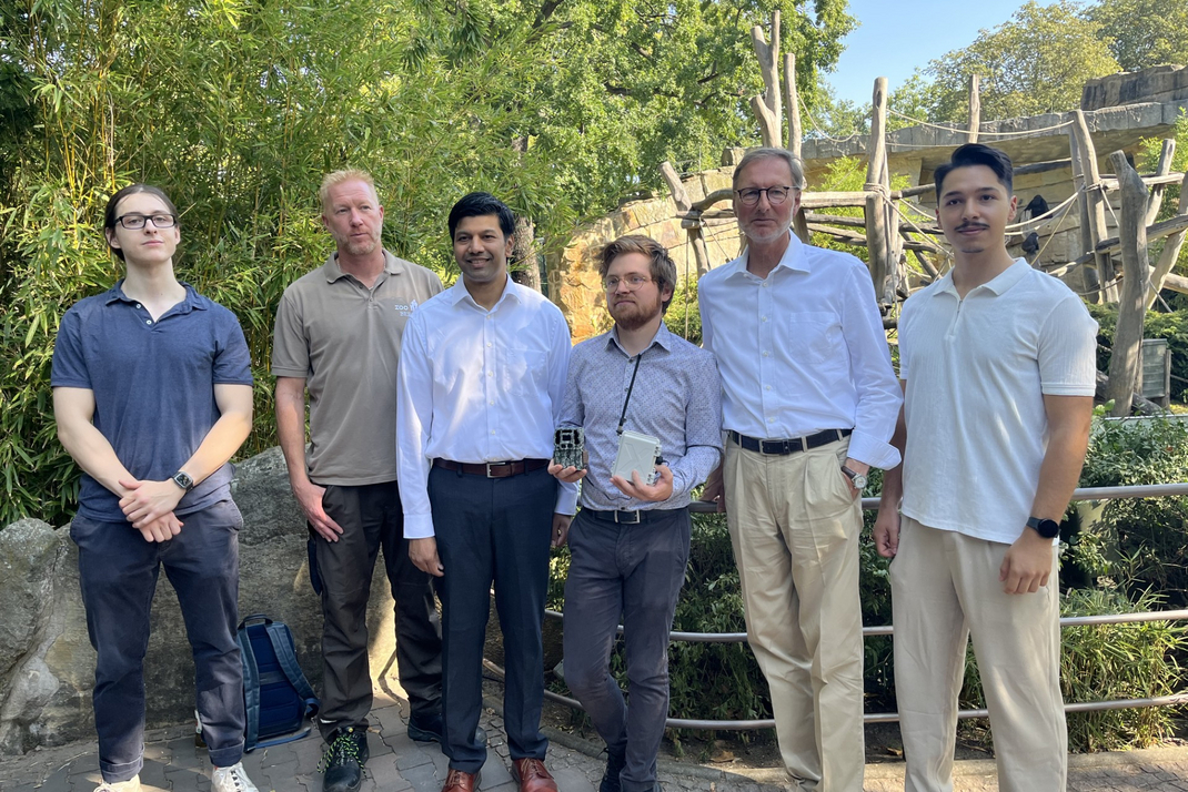 Das Projekt-Team im Berliner Zoo: HPI-Student Bennet Kampe, Zootierarzt Dr. André Schüle, Projektleiter Prof. Gerard de Melo, HPI-Doktorand Maximilian Schall, Zoo-Direktor Dr. Andreas Knieriem und HPI-Student Emirhan Dogan (v.l.n.r.)