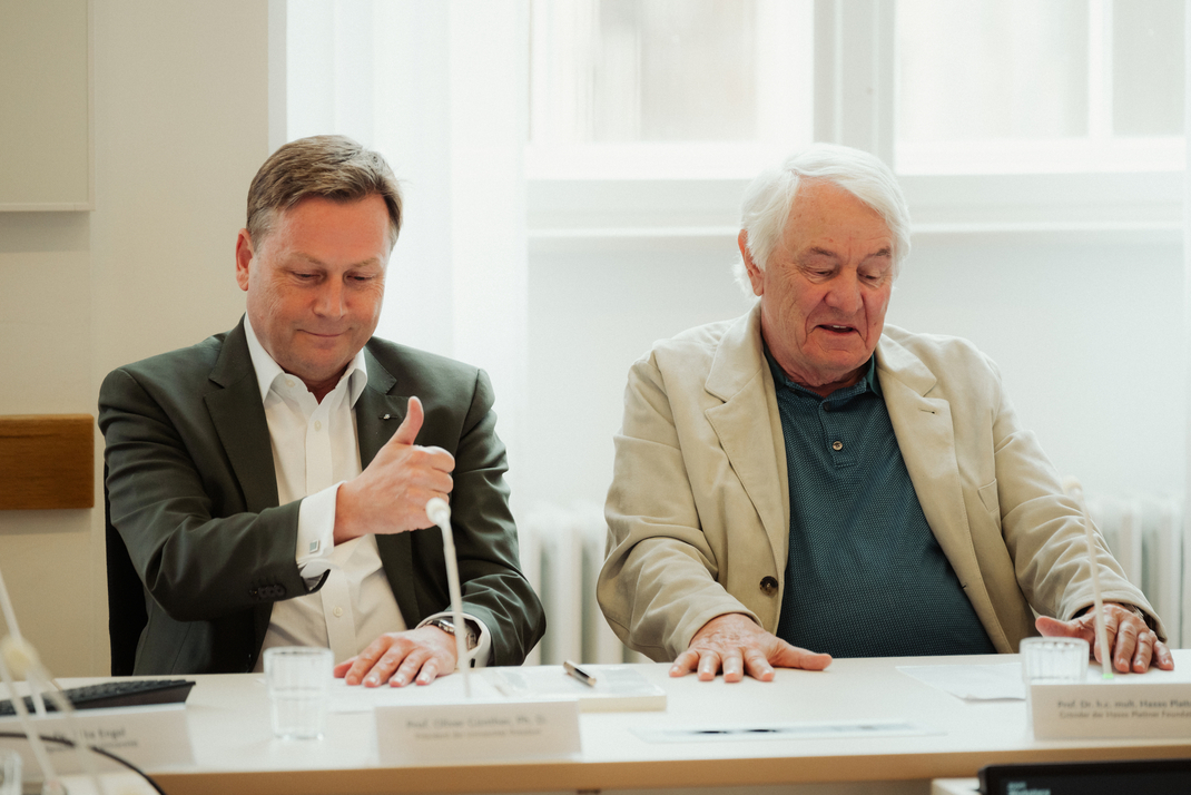 Prof. Oliver Günther, Präsident der Uni Potsdam (links) und Prof. Hasso Plattner, Gründer der Hasso Plattner Foundation in der Pressekonferenz (Foto: Uni Potsdam/Kevin Ryl)