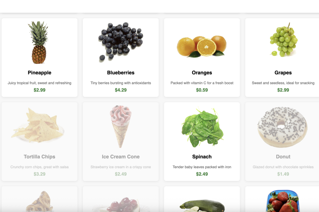 Screenshot einer Browserextension im Onlinesupermarkt: Produktkacheln mit Lebensmitteln wie Ananas, Blaubeeren, Orangen, Trauben und Spinat mit Bildern, kurzen Beschreibungen und Preisen. Gesündere Produkte sind normal hervorgehoben, weniger gesunde wie Tortilla-Chips, Eiscreme und Donut sind ausgegraut dargestellt, was ihre niedrigere Gesundheitsbewertung zeigt.