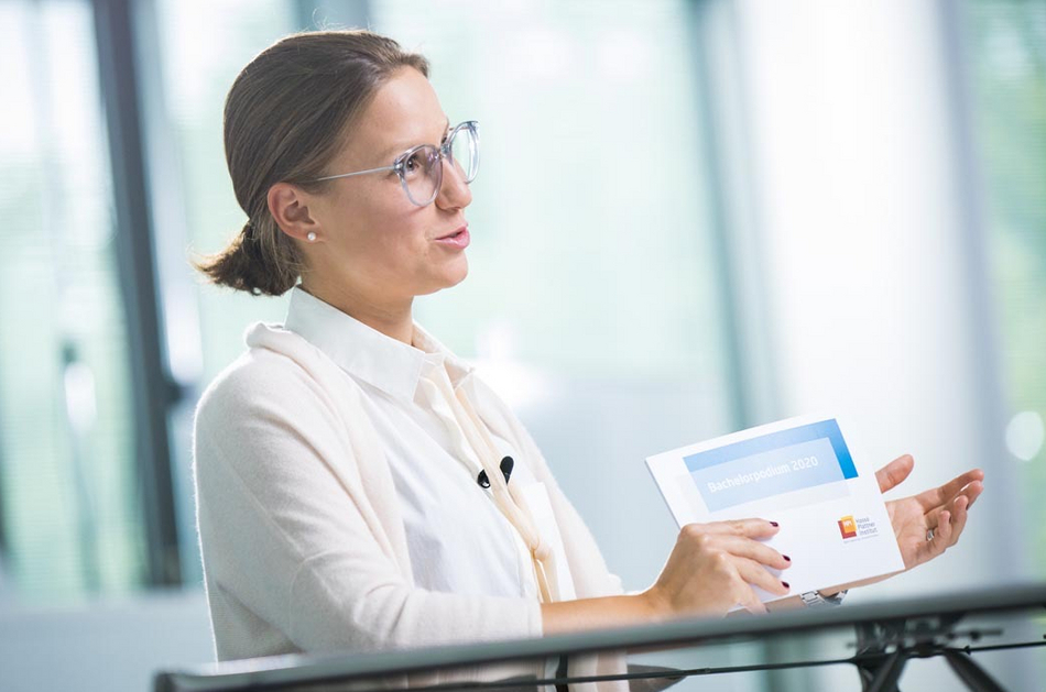 Caterina Mandel at the 17th HPI Bachelor's Podium, with moderation cards in hand