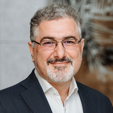 Portraitfoto vom Principal der HiSolutions AG, Manuel HonkHase Atug