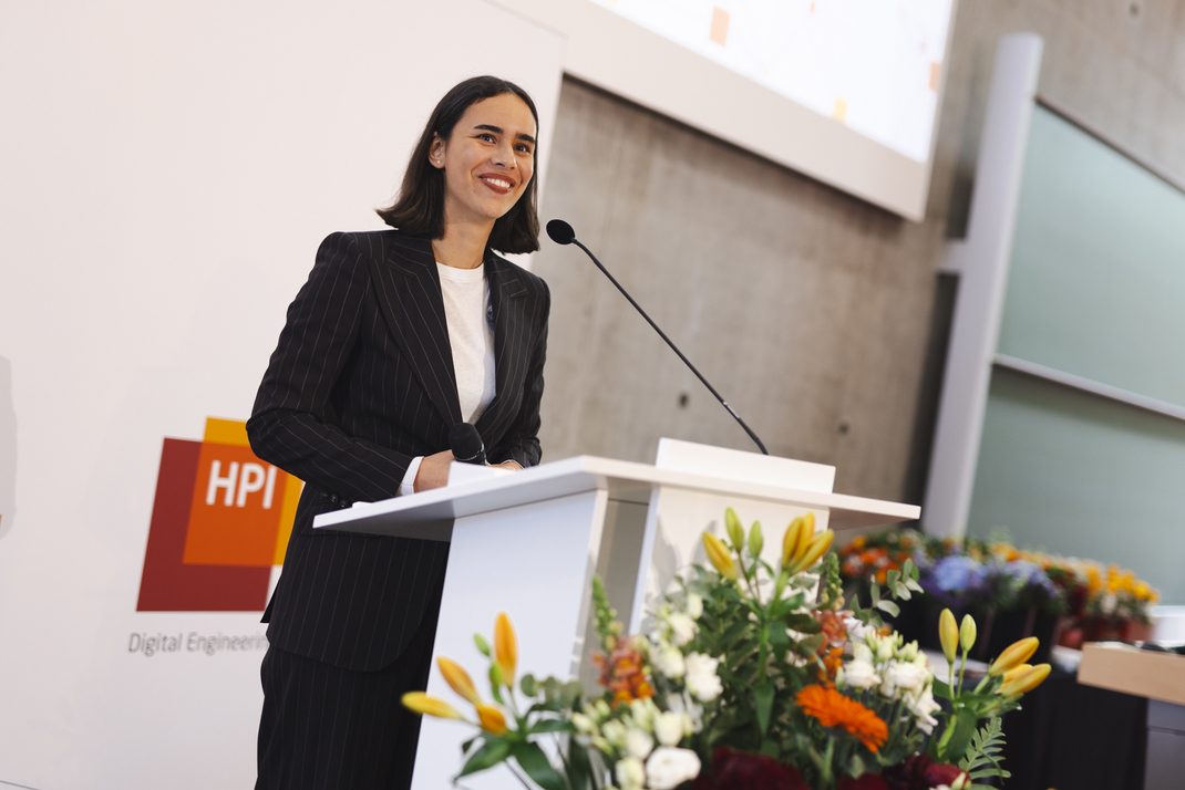 Entrepreneur Mona Ghazi at the podium during the HPI graduation ceremony