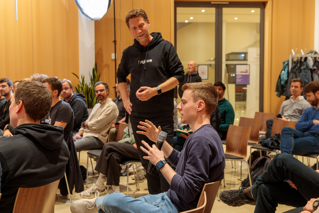 Dr. Frank Pawlitschek in conversation with guests from the audience