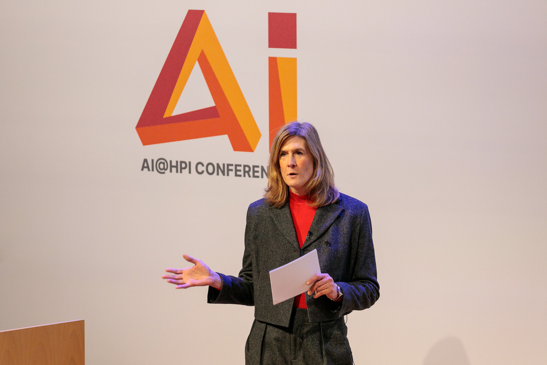 An expert speaks from the podium
