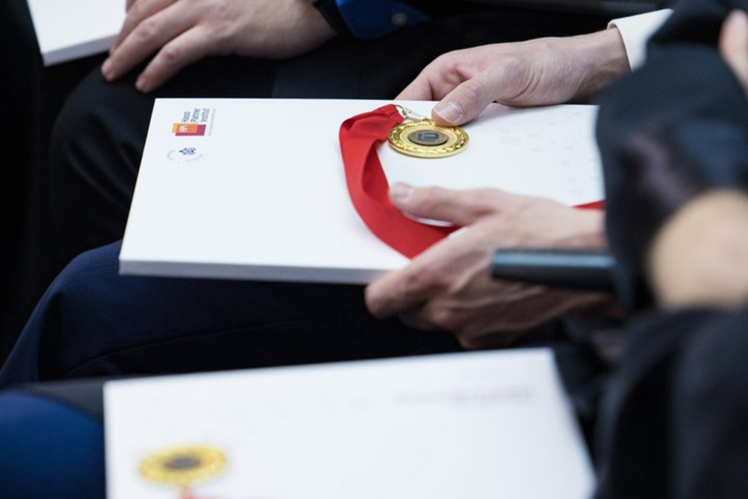 [Translate to Deutsch:] Graduates receiveing their diplomas at the HPI graduation ceremony in 2023