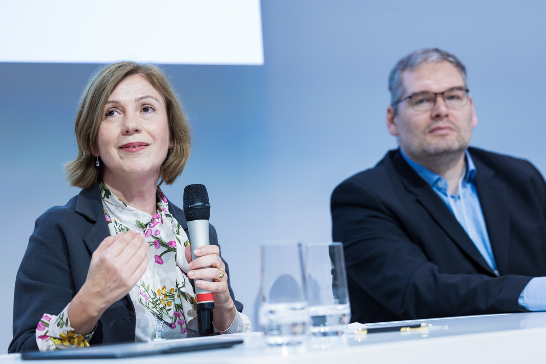 Dr. Clara Neppel spricht neben Christian Schmitz und weiteren Fachleuten im Panel "Revolutionizing Manufacturing"