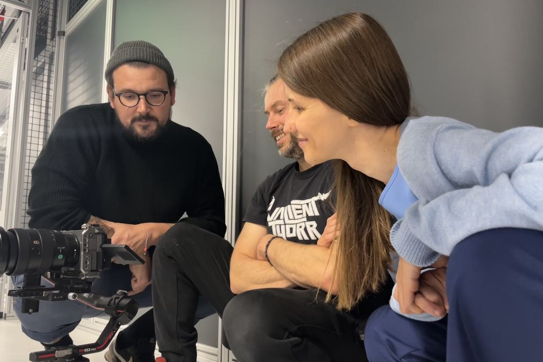 Das Kamerateam sieht sich mit Sandra Wachter Aufnahmen an