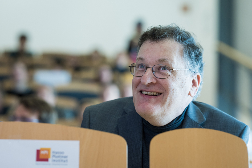 Dr. John Platt sitzt im Plenum