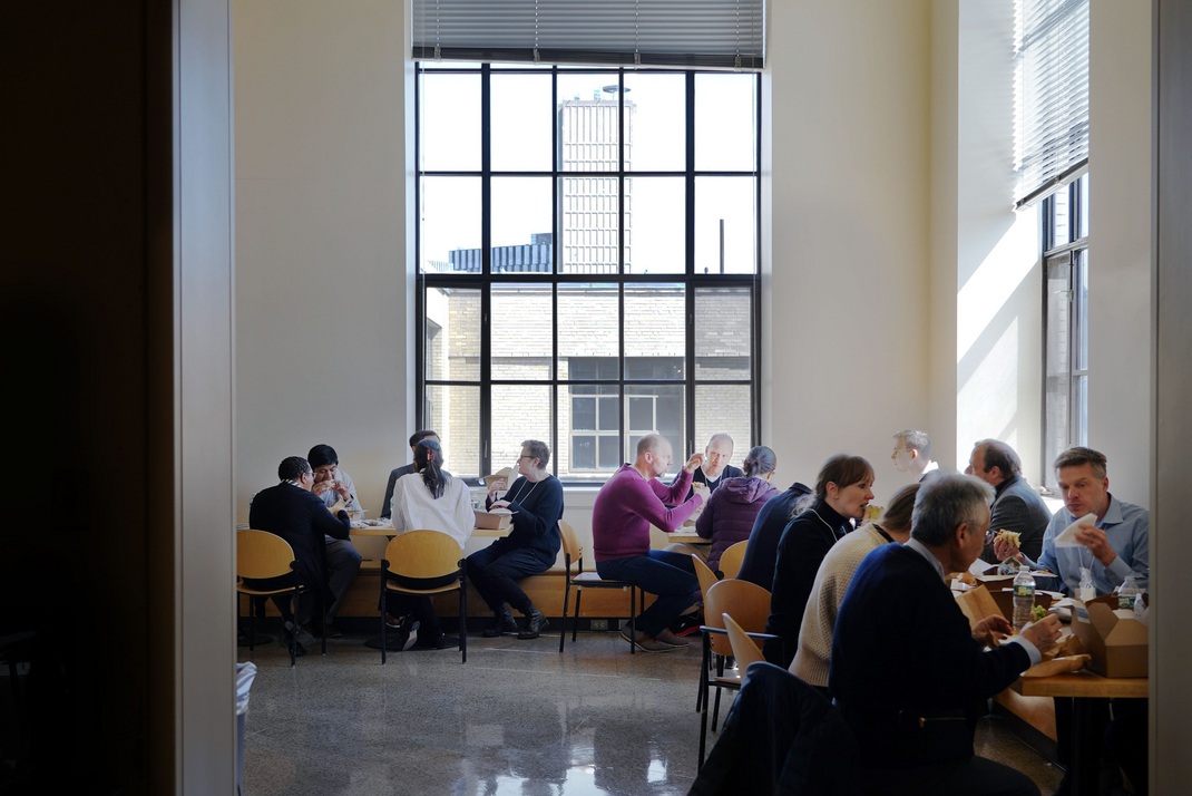 Teilnehmende des Workshops des Forschungsprogramms „Designing for Sustainability“ beim gemeinsamen Essen in der Mensa