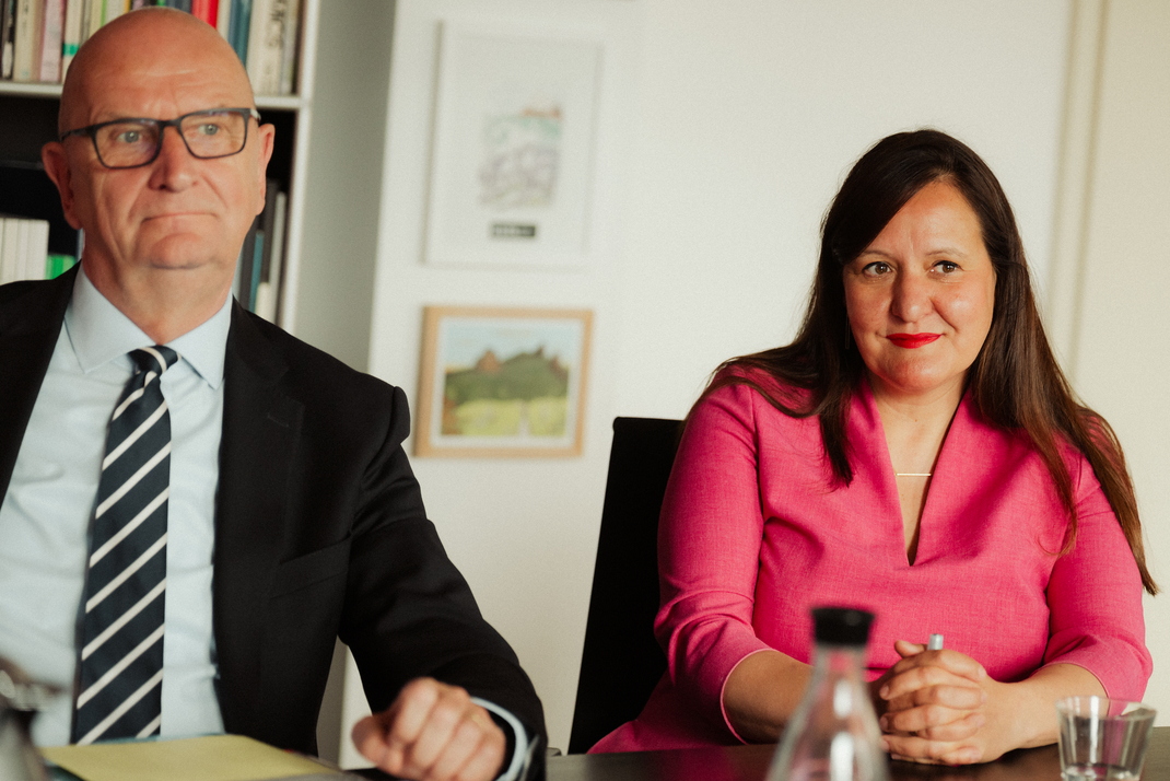 Dr. Dietmar Woidke, Ministerpräsdident des Landes Brandenburg (links) und Dr. Manja Schüle, Ministerin für Wissenschaft, Forschung und Kultur des Landes Brandenburg in der Pressekonferenz (Foto: Uni Potsdam/Kevin Ryl)