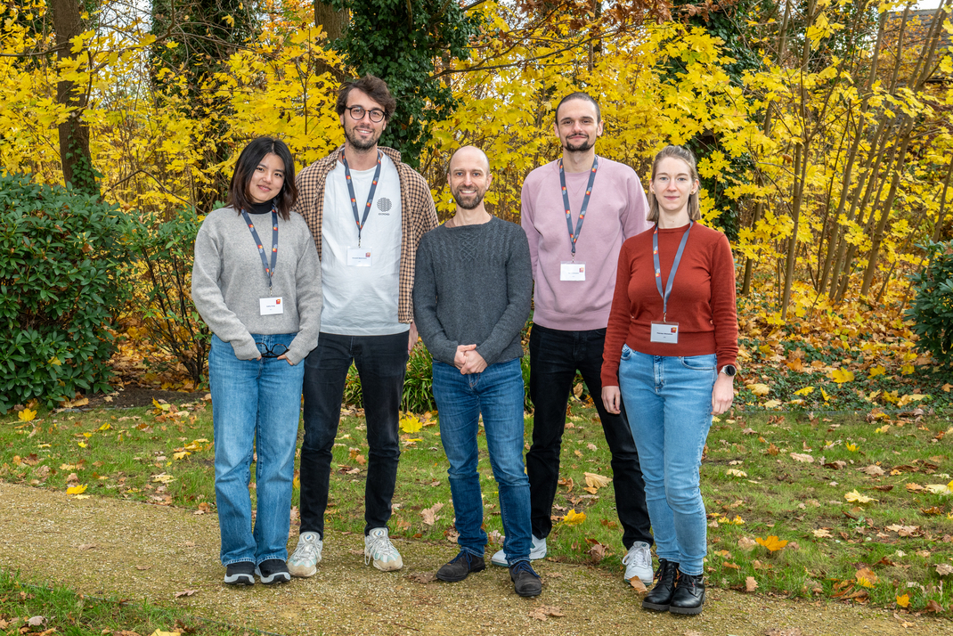 An autumnal group photo of the members of the joint research project between HPI and the MIT Morningside Academy for Design. Among them: Jan Enkmann and Cathy Fang.