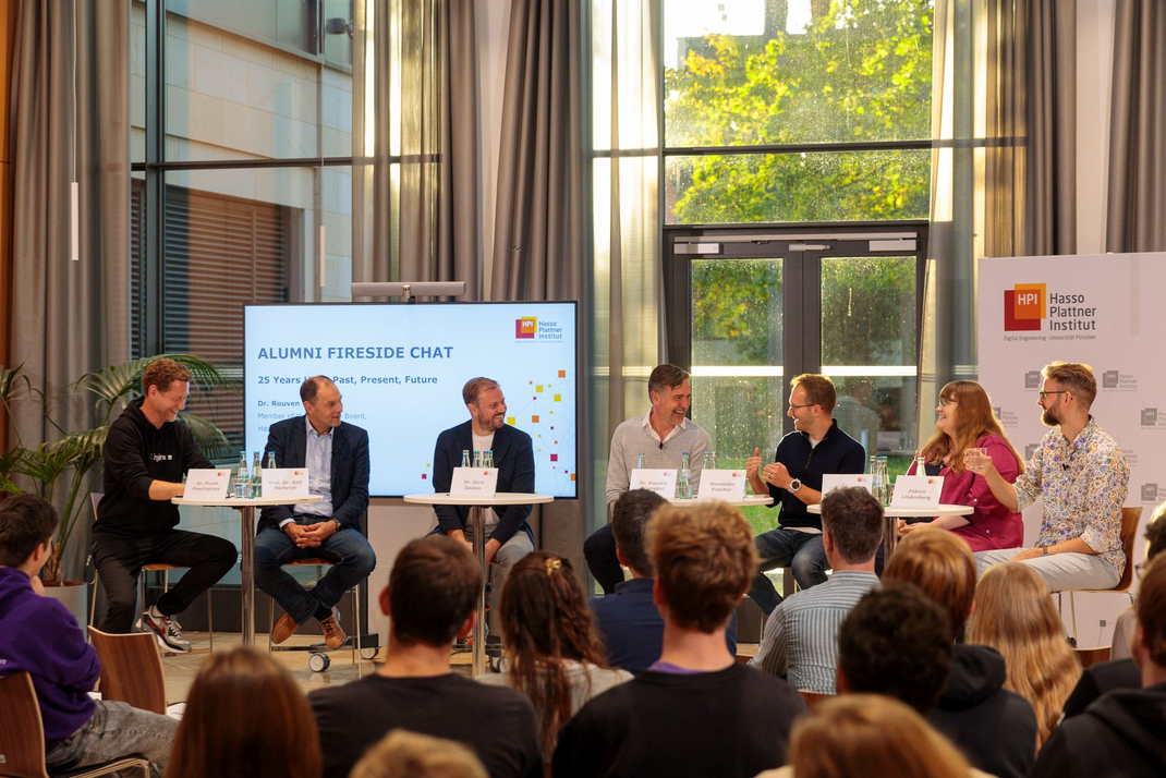 Teilnehmende des Alumni-Firesidechats unterhalten sich bei einer Konferenz miteinander