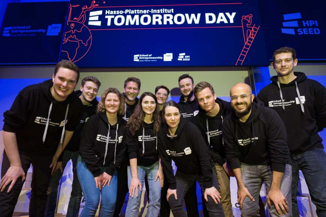 Participants and organizers of the HPI Tomorrow Day 2023 are happily posing for a group photo.