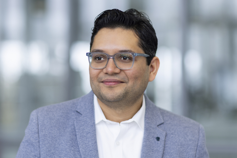Portrait of Head of Data-Intensive Internet Computing Prof-Dr. Vaibhav Bajpai