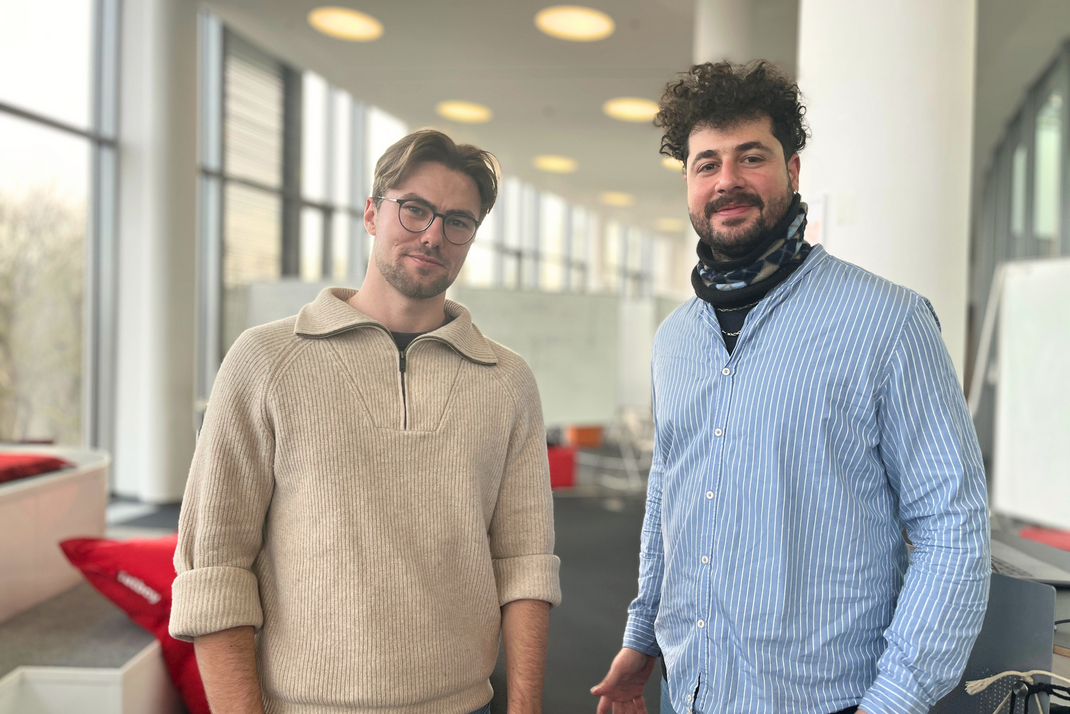 A photo of the two HPI doctoral students Konstantin Dobler and Roi Cohen