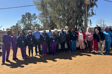 Ein Gruppenfoto von Mitgliedern der Child Health and Mortality Prevention Surveillance (CHAMPS) und des HPI in Südafrika.