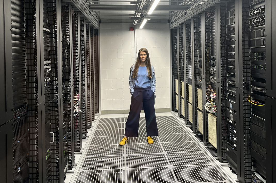 Sandra Wachter in einem Serverraum