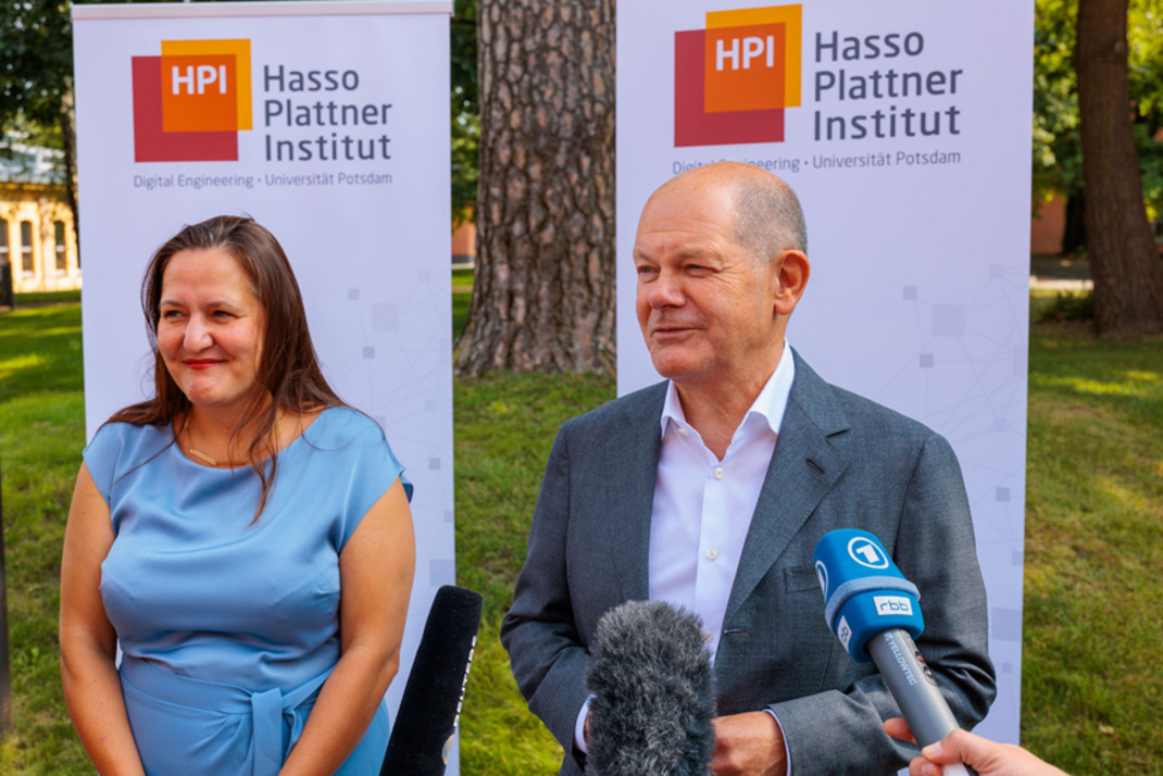 Bundeskanzler Olaf Scholz und die Ministerin für Wissenschaft, Forschung und Kultur des Landes Brandenburg, Manja Schüle, im Interview auf dem HPI-Campus