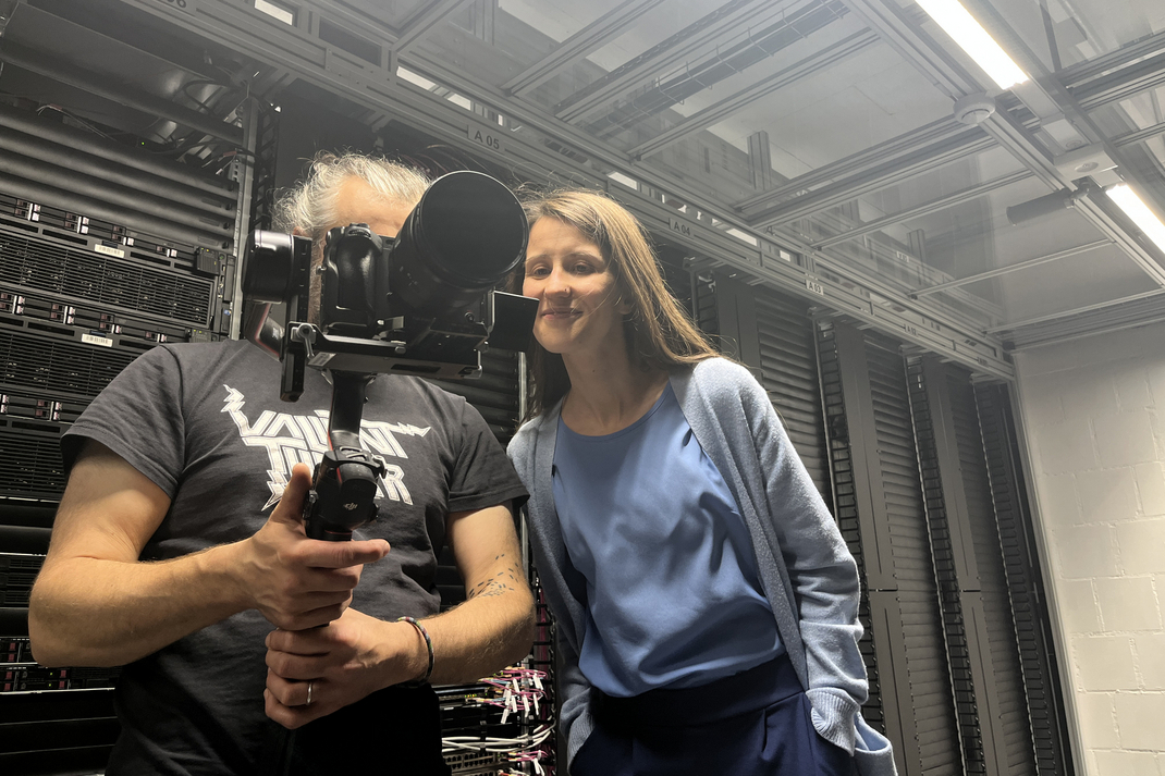 Im Serverraum werden Aufnahmen gemacht. Sandra Wachter sieht sich bei den Aufnahmen zu