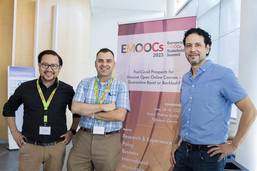 Ein Gruppenfoto von Gästen der EMOOCs 2023