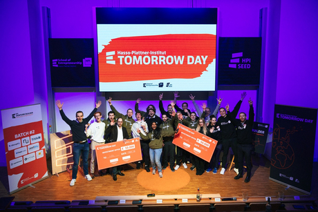Zwei Tech-Startups freuen sich über den Gewinn von jeweils 50.000 Euro Investmentangebot im Rahmen des HPI Tomorrow Days
