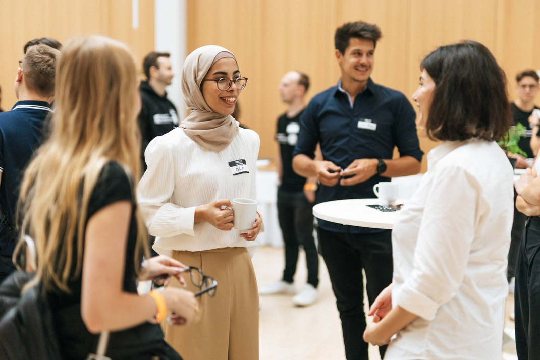 Teilnehmende Student:innen beraten sich gemeinsam in der HPI School of Entrepreneurship