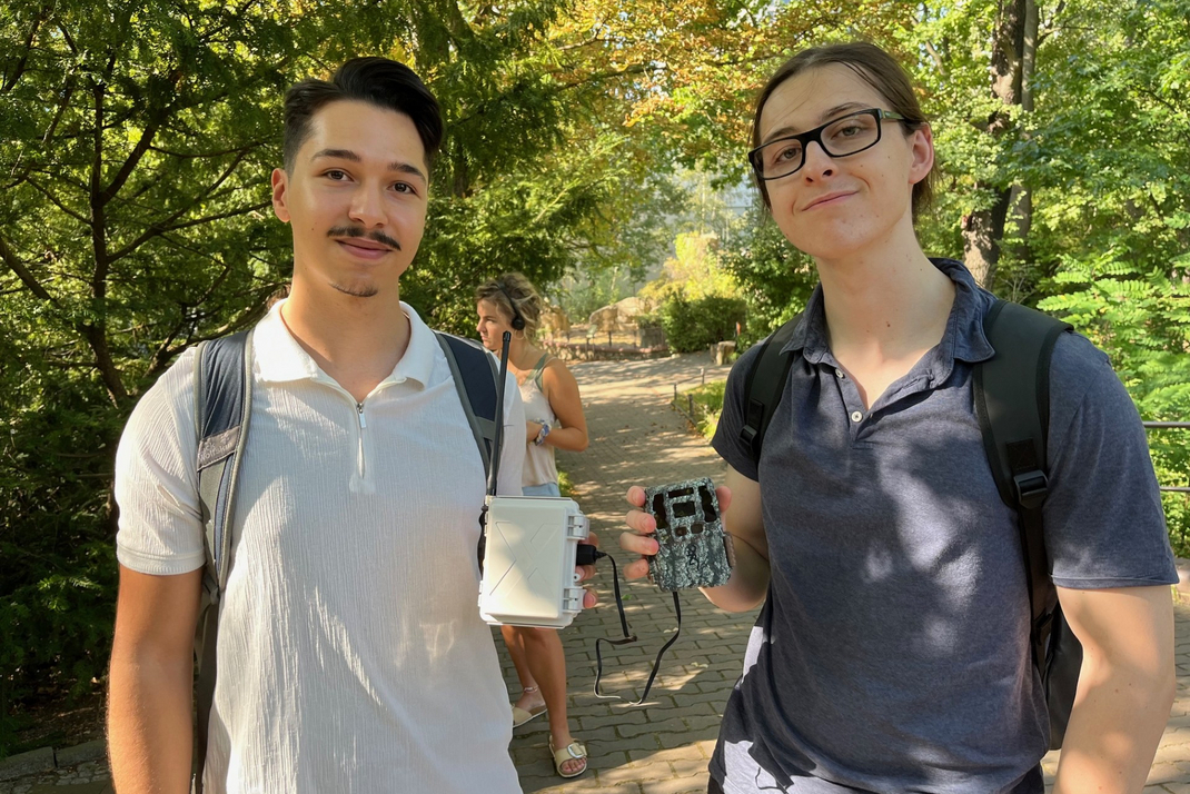 Die beiden HPI-Studenten Emirhan Dogan und Bennet Kampe präsentieren den „Gorilla Tracker“