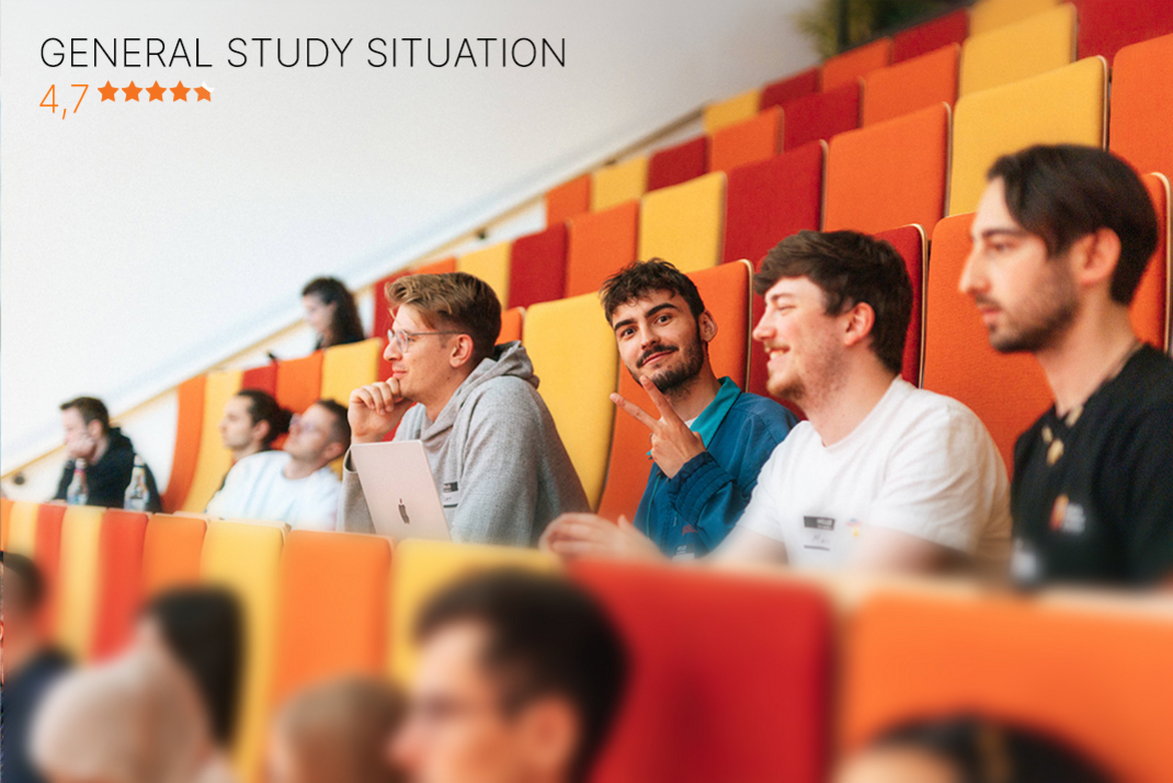 Several students sit in a row in a lecture hall and listen with interest to a lecture. One of the students looks friendly into the camera and makes a V-sign with his index and middle finger. In the upper right corner of the picture is a purple seal of the current CHE Master's ranking. At the bottom of the picture is a bar with the HPI's rating in the category “General study situation” (4.7 out of 5 stars).