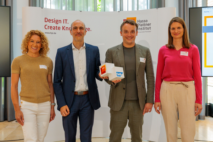Nadine Schröder, Director Partnerships am HPI, HPI-Geschäftsführer Prof. Tobias Friedrich, SAP-Vorstandsvorsitzender Christian Klein und Dr.-Ing. Katharina Schäfer, Global Head of University Alliances bei SAP (v.l.n.r.)