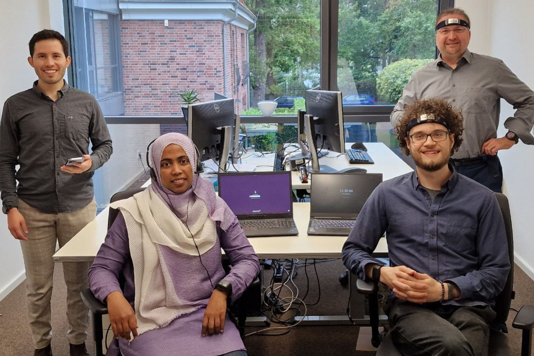 Gruppenfoto mit den HPI-Forschenden Christoph Anders, Sidratul Moontaha, Samik Real und Prof. Arnrich