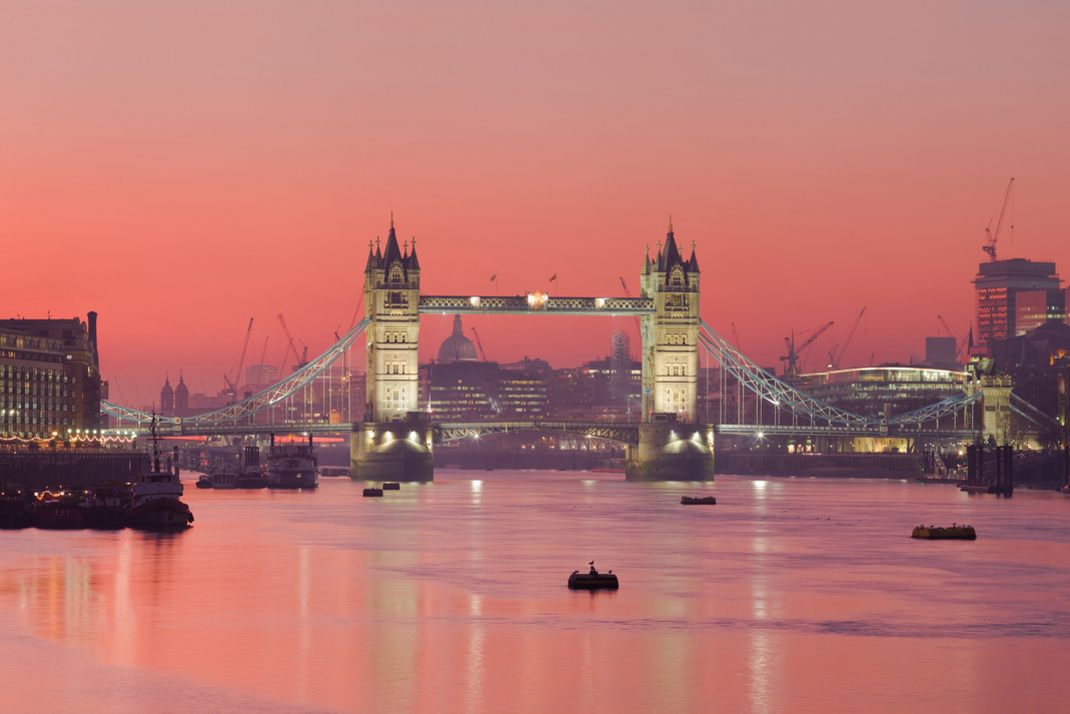 Panoramaaufnahme der Themse bei Sonnenuntergang in London