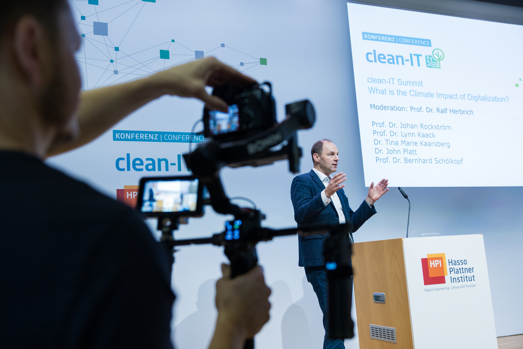 Prof. Dr. Ralf Herbrich moderiert auf der Bühne die Clean-IT Konference 2023