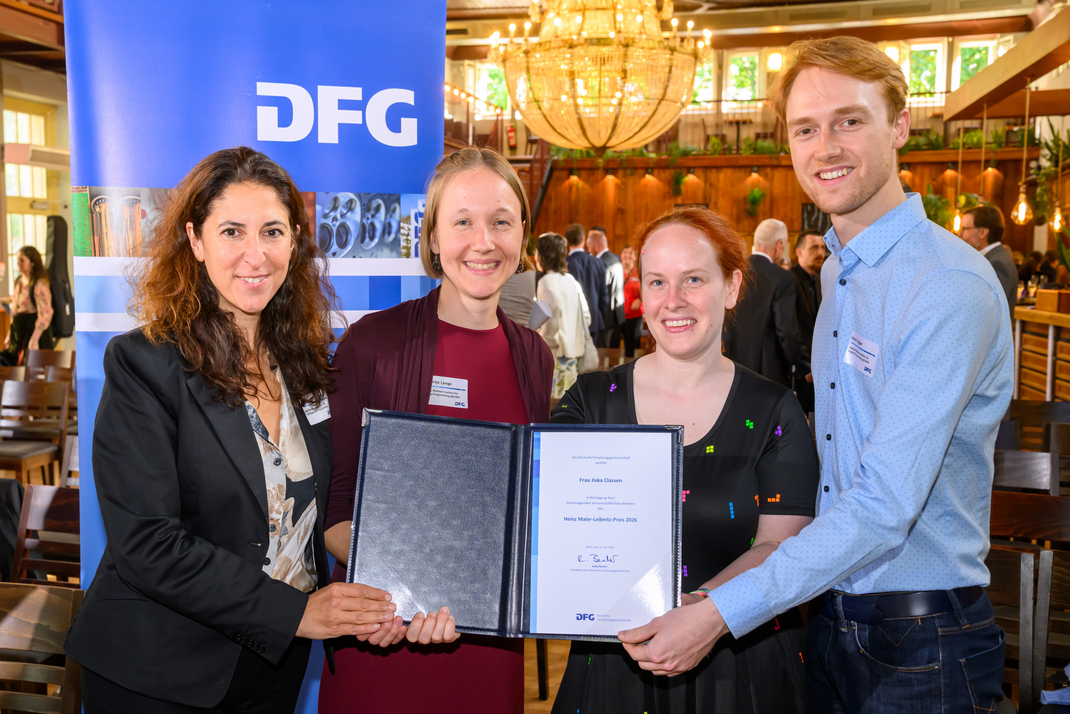 A group photo. Jiska Classen presents her award