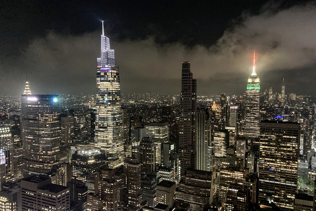 Die Skyline von New York City bei Nacht