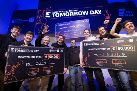 Alle siegreichen Startup-Teams präsentieren ihr jeweiliges Investitionsangebot in einem gemeinsamen Foto auf der Bühne