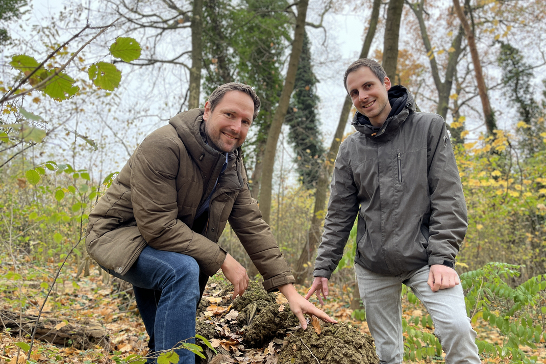 HPI-Postdoc Dr. Rico Richter (links) und HPI-Masterabsolvent Josafat-Mattias Burmeister im Wald