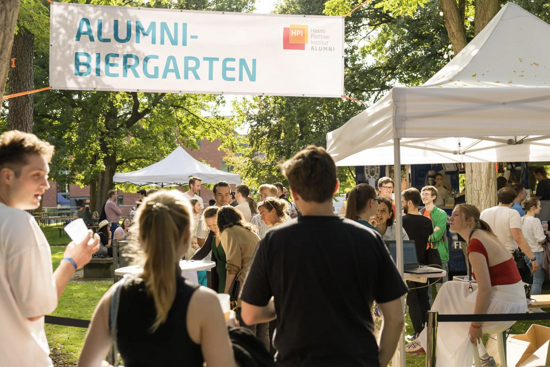 Blick auf den Alumni-Biergarten beim HPI-Sommerfest