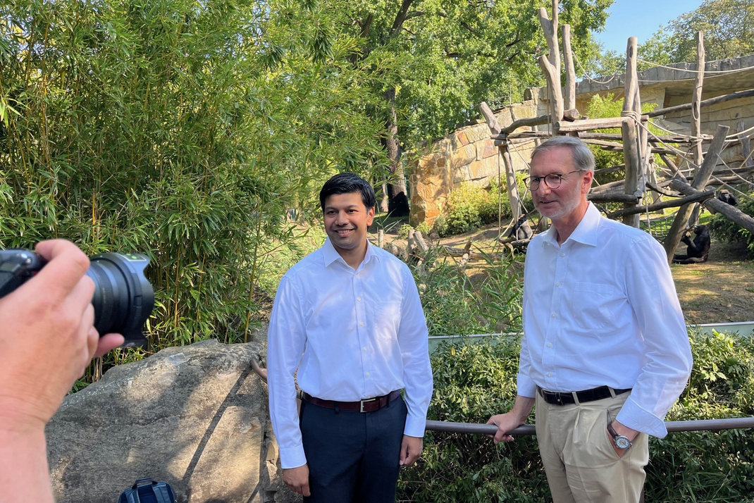 HPI-Professor und Projektleiter Gerard de Melo und Zoodirektor Dr. Andreas Knieriem werden vor dem Gorilla-Gehege im Berliner Zoo interviewt