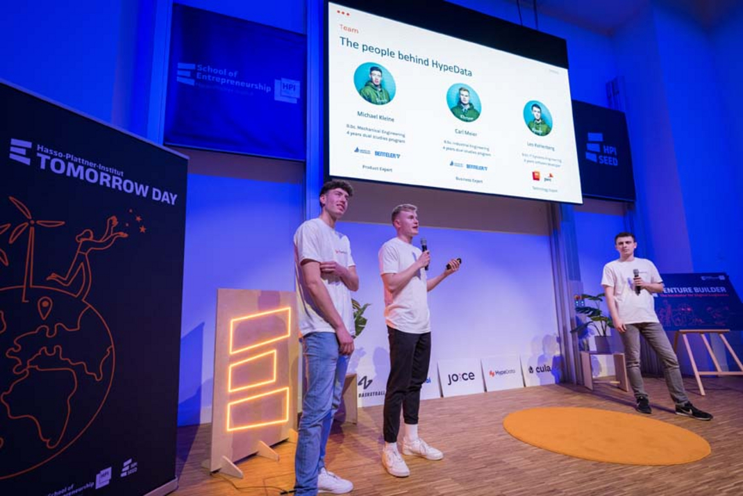 The members of the startup team "HypeDate" are introducing themselves on the Stage.
