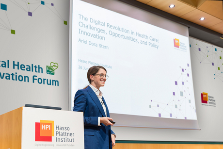 Ein Foto von Ariel Stern, der einen Vortrag zum Thema "Die digitale Revolution im Gesundheitswesen: Herausforderungen, Chancen und politische Innovationen"