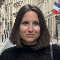 Caterina Mandel in einer französischen Innenstadt