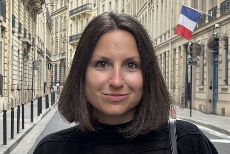 Caterina Mandel in einer französischen Innenstadt
