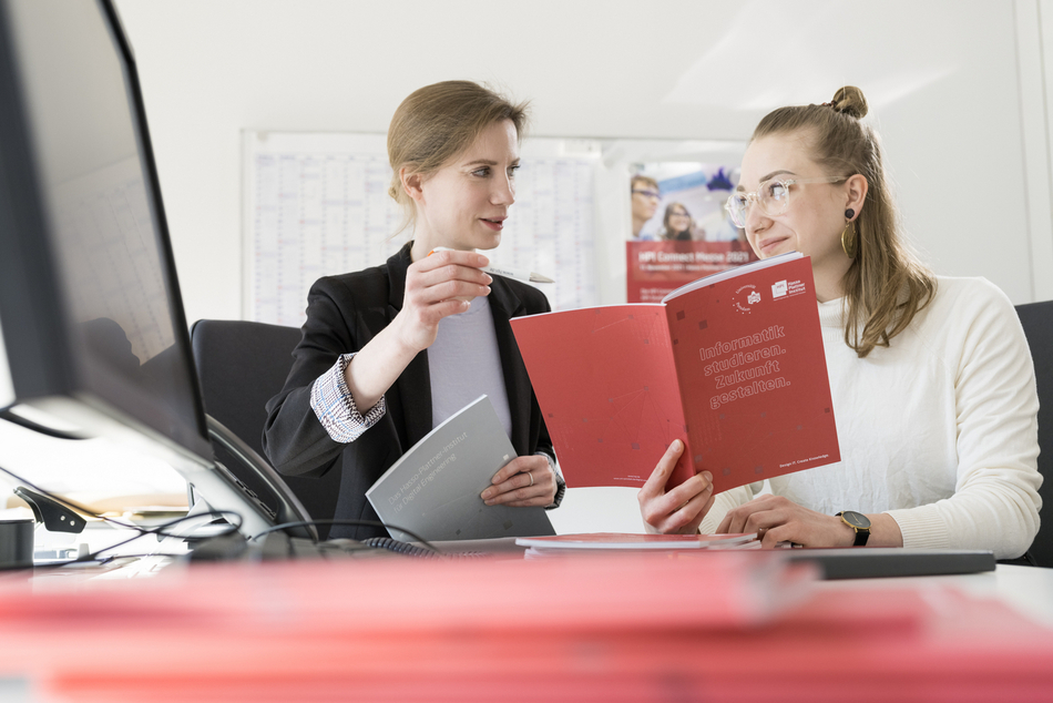 Eine studierende Person wird von der Studienberatung unterstützt