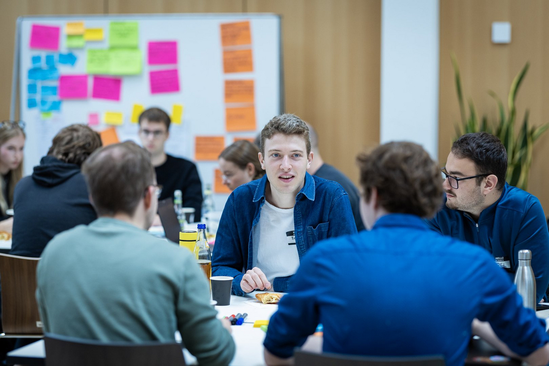 Teilnehmende arbeiten gemeinsam an Projekten an der HPI School of Entrepreneurship 