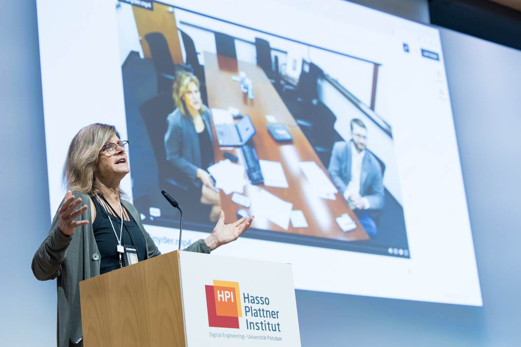 Dr. Tina Marie Kaarsberg steht auf der Bühne und hält die erste Keynote 