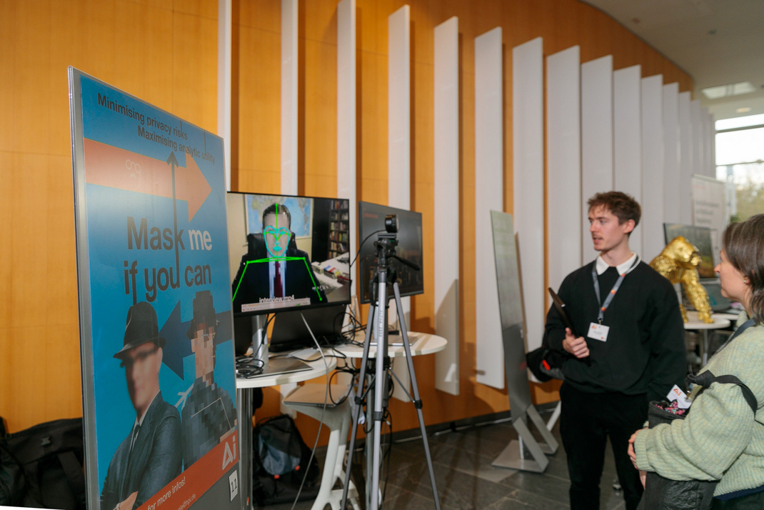 The masking tool is displayed on a screen. Next to it is a poster showing a parody of the movie “Catch me if you can”.