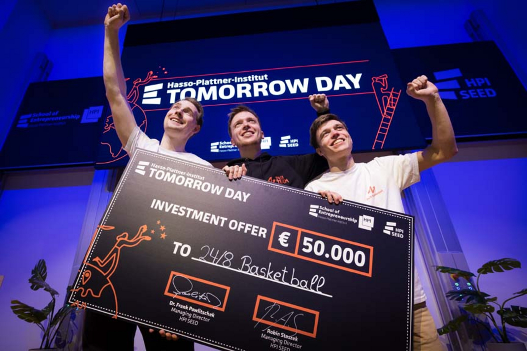 The startup team "24/8 Basketball" is presenting its its investment offer of €50,000.