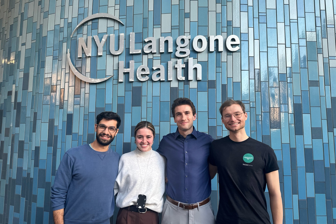 HPI-Alumnus Sven Mischkewitz und sein Team vor dem Gebäude von NYU Langone Health