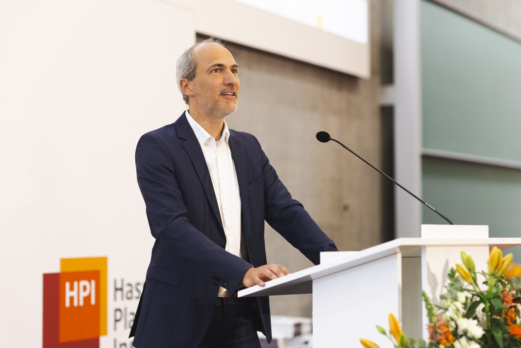 Prof. Tobias Friedrich, HPI Managing Director and Dean of the School of Digital Engineering, at the podium during the graduation ceremony